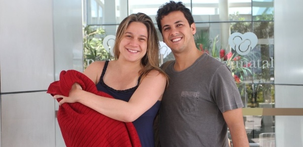 Fernanda Gentil deixa maternidade com o filho, ao lado de Matheus, em agosto de 2015, no Rio - 