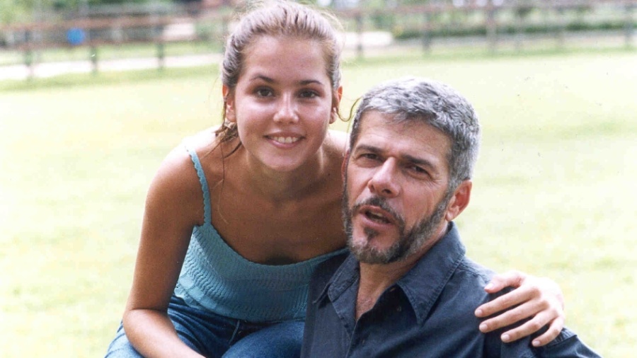 2000 - Em "Laços de Família", Pedro (José Mayer) foi perseguido por Íris (personagem de Deborah Secco) e se rendeu aos encantos da moça - Divulgação/TV Globo