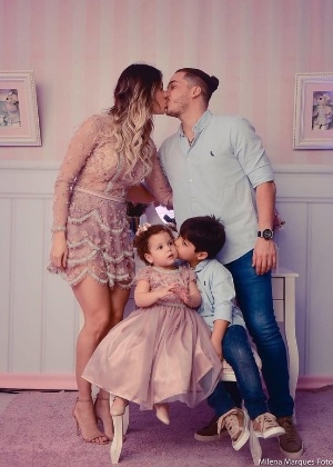 19.jul.2016 - "Essa foto ficou linda demais! Ontem no aniversário da minha Princesa Ysis! Minha família, minha vida, meu tudo! Obrigado Senhor!", escreveu o cantor Wesley Safadão na legenda da imagem que aparece ao lado da mulher, Thyane Dantas, da filha aniversariante, Ysis, e o pequeno Yhudy. A garota festejou aninhos ao lado dos pais e do irmão - Reprodução/Instagram - Reprodução/Instagram