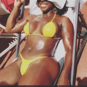 Adelia Mostra Corpao Com Biquini De Fita Adesiva Noticias Bol