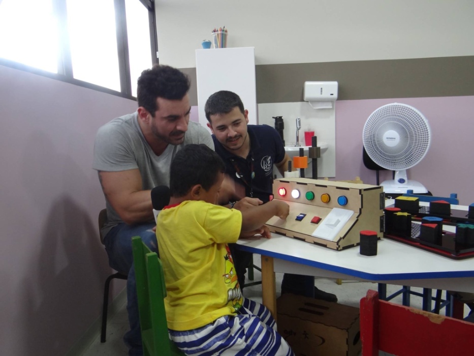 Resultado de imagem para Universitários de Sorocaba criam brinquedos que ajudam no tratamento de crianças com deficiência.