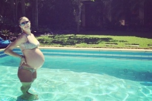 Gravida De Gemeos Luana Piovani Curte Piscina Da Casa Nova Noticias Bol
