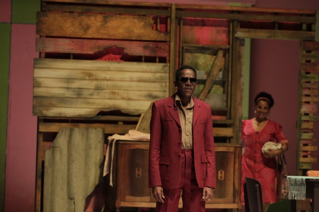 10.set.2016 - O ator Flávio Bauraqui, que dá vida a Cartola no musical "Cartola - O Mundo é um Moinho", em cena ao lado da atriz Virginia Rosa, que vive Dona Zica, o verdadeiro amor do cantor. - Lenise Pinheiro/Foilhapress