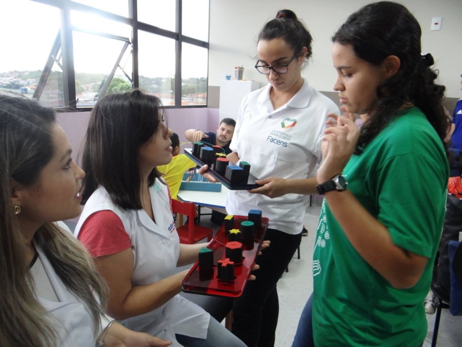 Resultado de imagem para Universitários de Sorocaba criam brinquedos que ajudam no tratamento de crianças com deficiência.