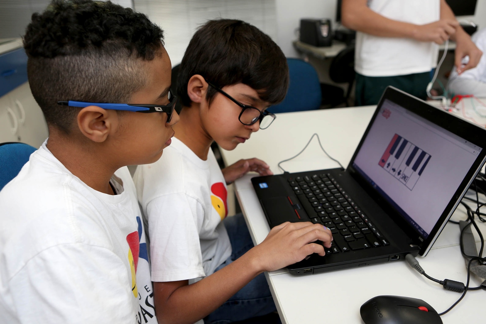 Fotos: Jovens Hackers ensina crianças a programar de forma lúdica - 18 ...