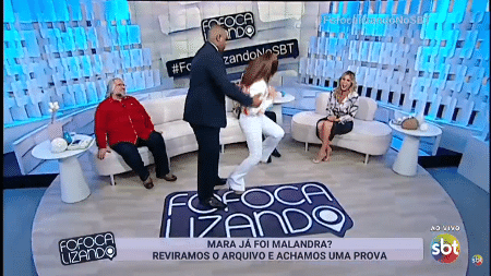 Mara Maravilha sendo segurada por segurança no Fofocalizando (Reprodução/SBT)