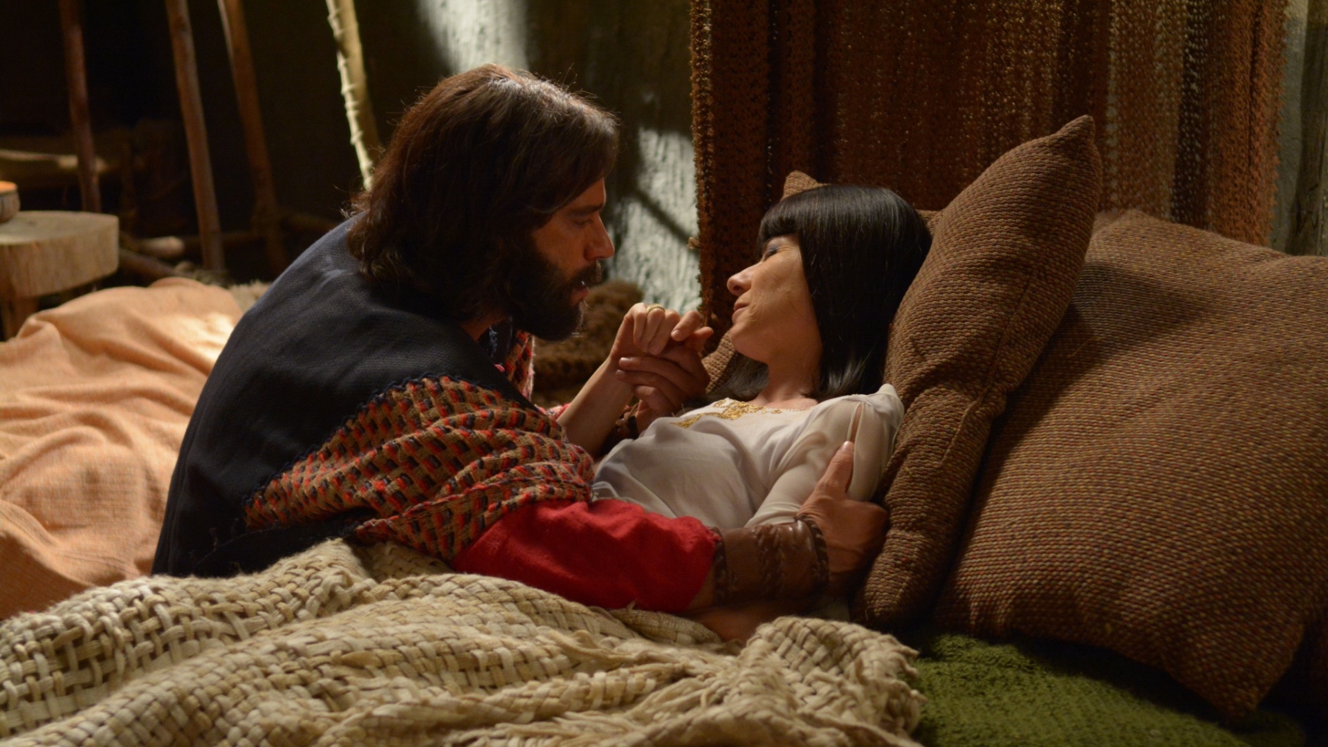 Moisés (Guilherme Winter) sofre pela morte de Henutmire (Vera Zimmermann), sua mãe adotiva. Em seguida, ele leva o corpo para o faraó no palácio - Munir Chatack/ Record