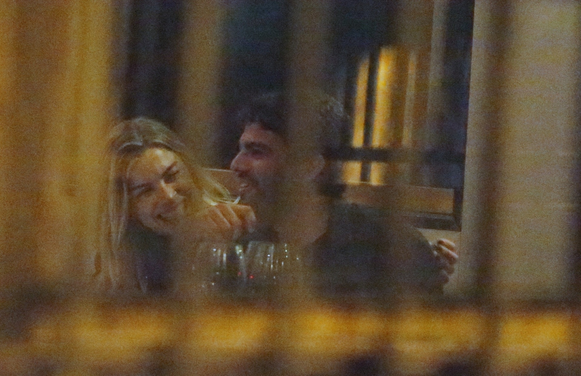 22.jun.2016 - A atriz Grazi Massafera foi flagrada trocando beijos com o milionário Patrick Bulus, em um restaurante no Rio de Janeiro. Recentemente, a atriz confirmou que havia ficado com o ator Kit Harington, intérprete do personagem Jon Snow na série "Game of Thrones", mas que eles são apenas amigos. Bulus é ex-namorado da atriz Mariana Rios, com quem se relacionou por 2 anos. Mariana havia anunciado o fim do namoro há cerca de uma semana - AgNews