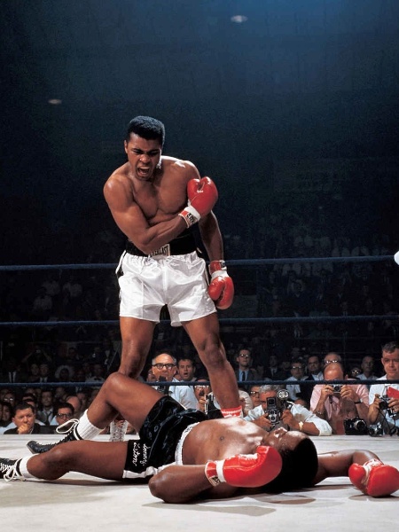 Muhammad Ali nocauteia Sonny Liston em 1965: boxeador foi um dos ícones do movimento negro nos anos 60 - Neil Leifer