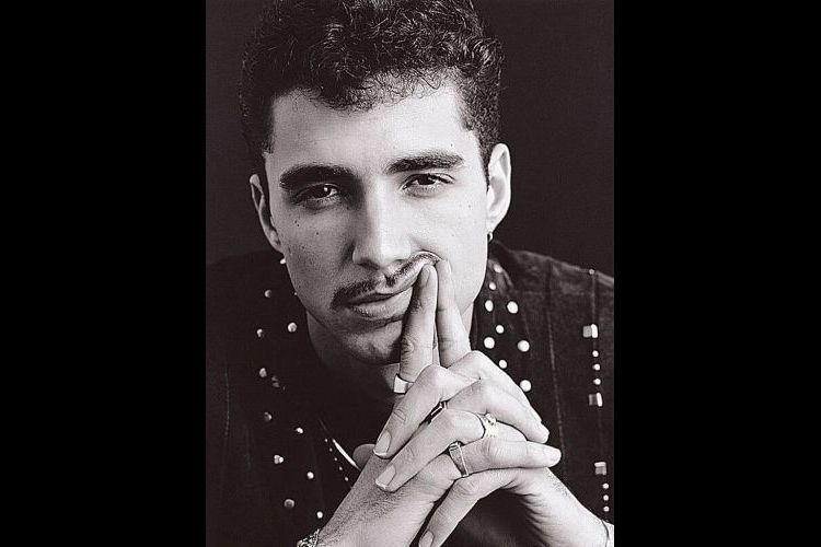 Latino posa para foto em 1995. O cantor ficou conhecido com um visual de bigode, característico do seu início de carreira - Bob Wolfenson