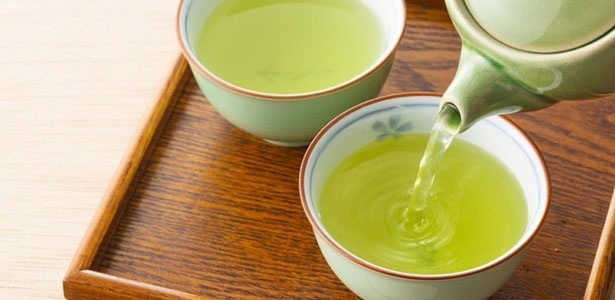 Chá verde é feito da planta Camelia sinensis. Bebida feita de outras plantas, como camomila, é classificada como infusão - Reprodução/Nutrition Secrets