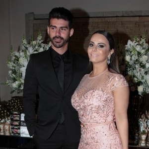 8.jun.2016 - A atriz Viviane Araújo, uam das madrinhas do casamento, foi acompanhada do marido, o jogador de futebol Radamés Martins - Francisco Cepeda/AgNews - Francisco Cepeda/AgNews