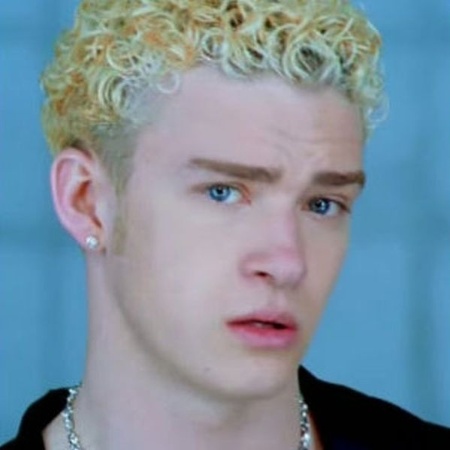 Fev.2017 - O site "BoredPanda" reuniu algumas fotos de famosos e anônimos com looks, digamos, diferentes, e os comparou com objetos e outras imagens. Na imagem acima, por exemplo, o cantor Justin Timberlake é comparado a um macarrão instantâneo cru (dir.). Os resultados são para lá de engraçados! Confira na sequência - Reprodução/BoredPanda - Reprodução/BoredPanda