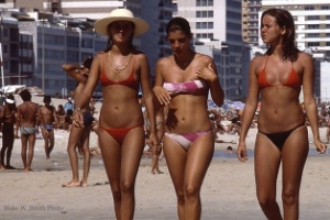 o-fotografo-canadense-blake-smith-registrou-o-dia-a-dia-nas-praias-cariocas-durante-uma-passagem-pela-cidade-em-1978-belas-mulheres-foram-retratadas-pelas-lentes-de-blake-durante-seus-passeios-por-1466564601782_300x200.jpg