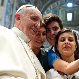 Imagem de arquivo mostra o papa Francisco ao lado de jovens