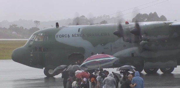 Segundo avião da FAB, com corpos de membros da delegação da Chapecoense, pousa em Chapecó - Reprodução/TV Globo