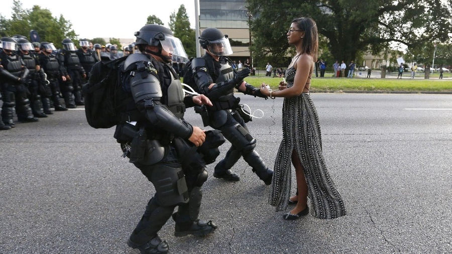 9.jul.2016 - O momento em que a enfermeira Ieshia Evans, de 35 anos, enfrentou policiais durante um protesto do Black Lives Matter em Baton Rouge, Louisiana (EUA), em julho deste ano, virou um ícone do movimento. 9.jul.2016 - O momento em que a enfermeira Ieshia Evans, de 35 anos, enfrentou policiais durante um protesto do Black Lives Matter em Baton Rouge, Louisiana (EUA), em julho deste ano, virou um ícone do movimento.