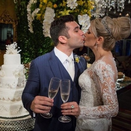Jonathan Costa e Antonia Fontenelle se beijam após cerimônia de casamento - Reprodução/Instagram - Reprodução/Instagram