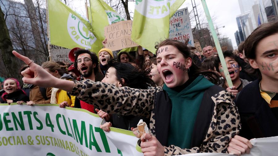 Manifestantes participam de protesto contra as alterações climáticas no centro de Bruxelas - REUTERS