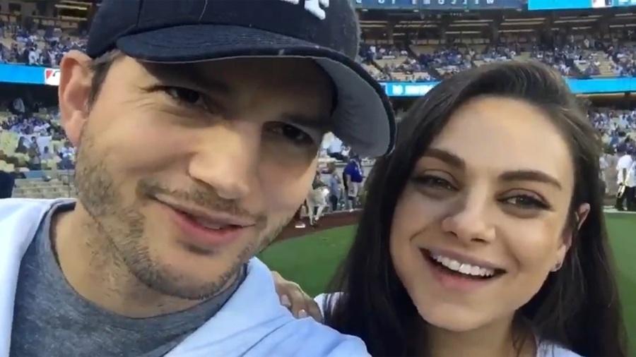 Mila Kunis e o marido, Ashton Kutcher, gravaram comercial que será exibido no Super Bowl - Reprodução/Twitter