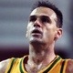 Oscar Schmidt &eacute; cremado com a camisa da sele&ccedil;&atilde;o brasileira de basquete