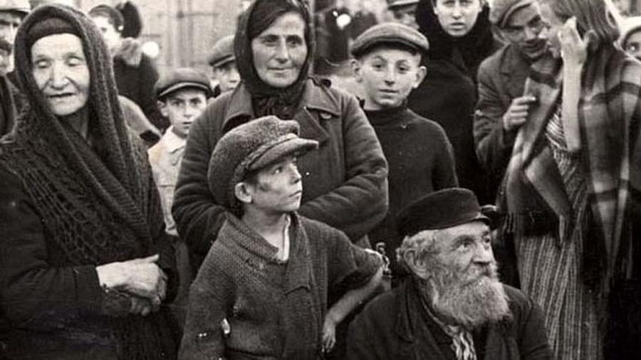 Moradores do bairro judeu em Chelmza, Polônia, país invadido por tropas nazistas em 1939 - YAD VASHEM