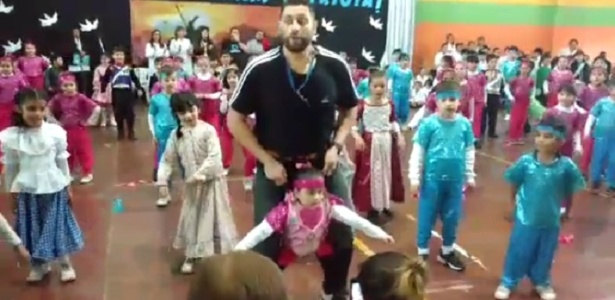 22.ago.2017 - O professor Mariano Sales aprendeu a coreografia para ajudar a pequena Agostina Andreata a participar de uma apresentação de dança - Reprodução/Facebook 
