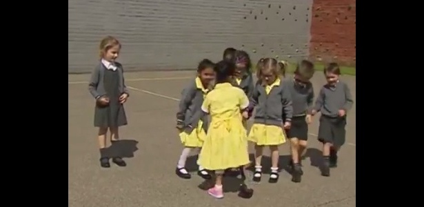 4.mai.2017 - A pequena Anu, 2, recebeu do governo britânico uma prótese de perna