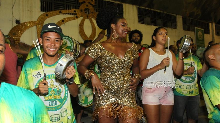 Cris Viana cai no samba em noite de ensaio da Imperatiz Leopoldinense - Agnews
