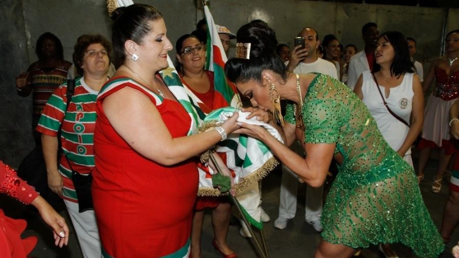 No dia 14 de janeiro, Gracyanne Barbosa participou de ensaio técnico, fez reverência e beijou a bandeira da agremiação - Amauri Nehn/Brazil News