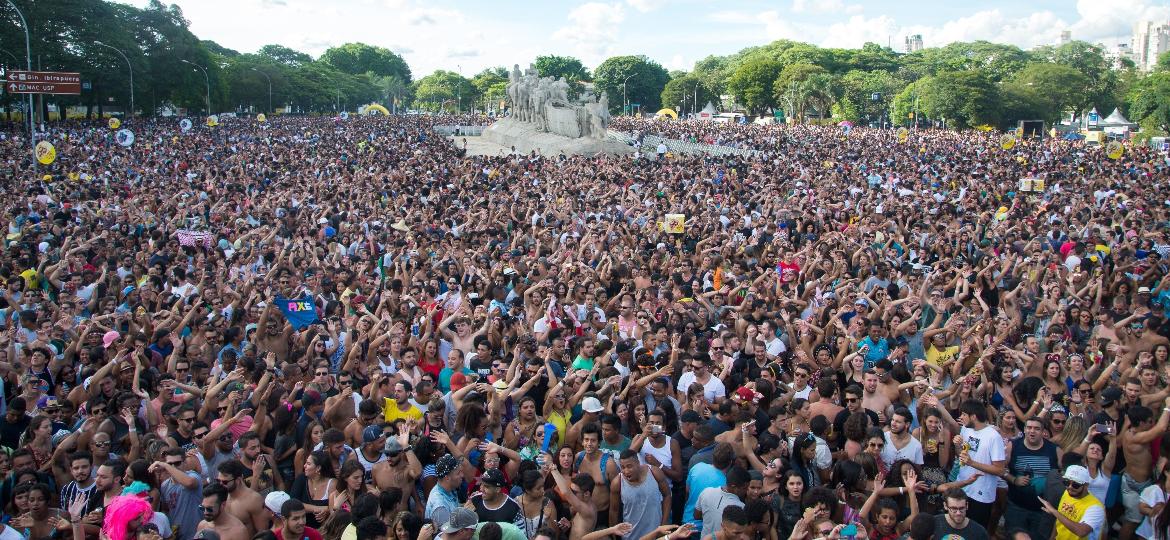 25.jan.2017 - Cerca de 40 mil pessoas participaram de bloco pré-Carnaval no aniversário de São Paulo. A festa aconteceu no entorno do Monumento às Bandeiras - Débora Klempous/UOL