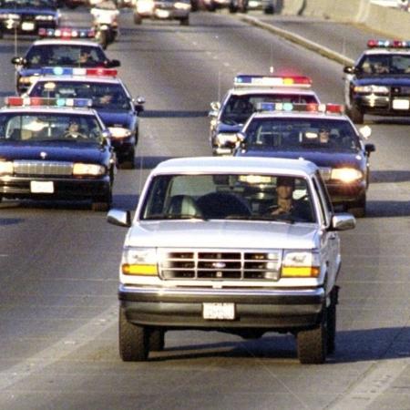 O.J. Simpson foge da polícia em um Ford Bronco branco