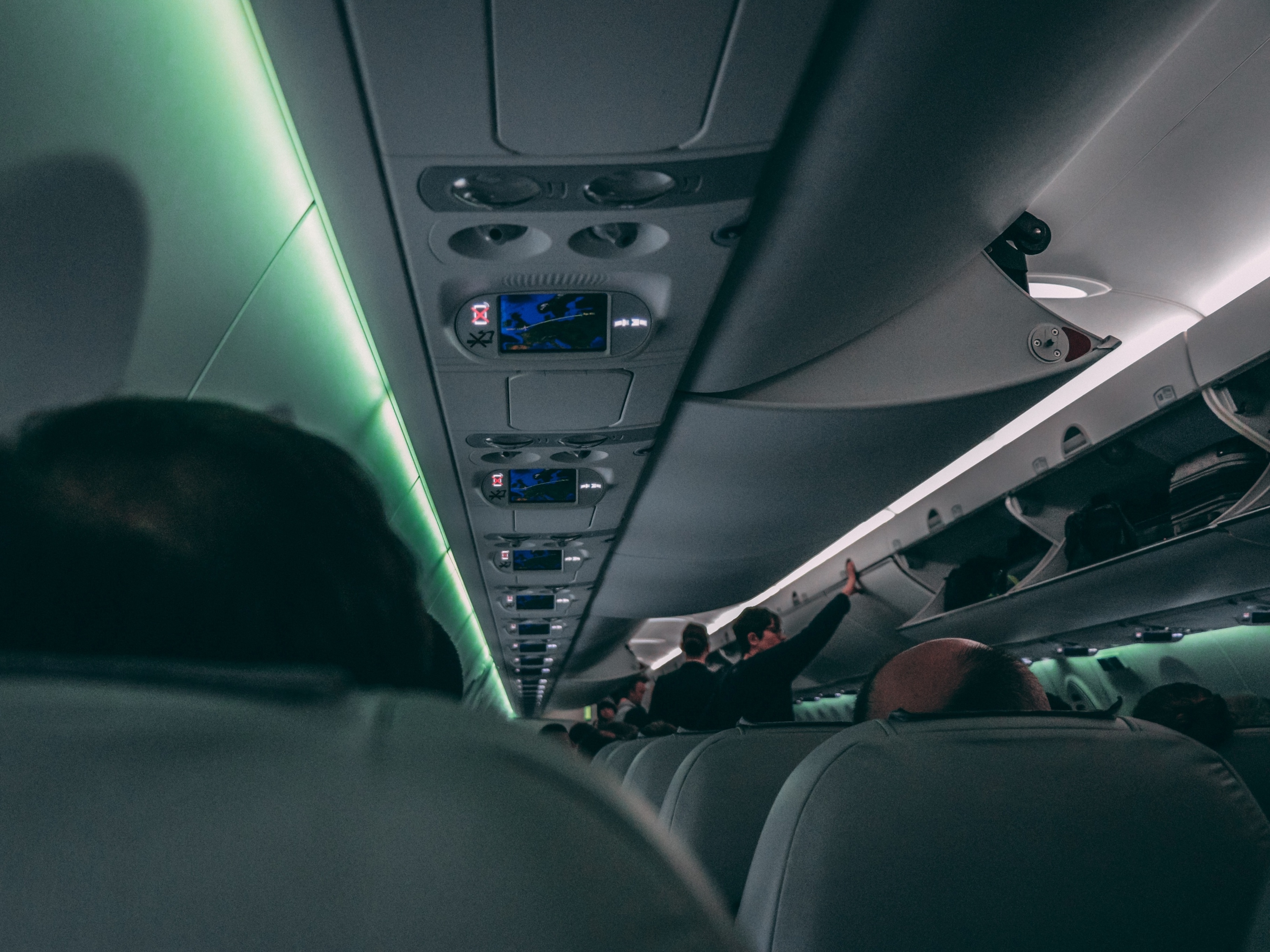Comissário de bordo é obrigado a guardar malas de passageiros em aviões?