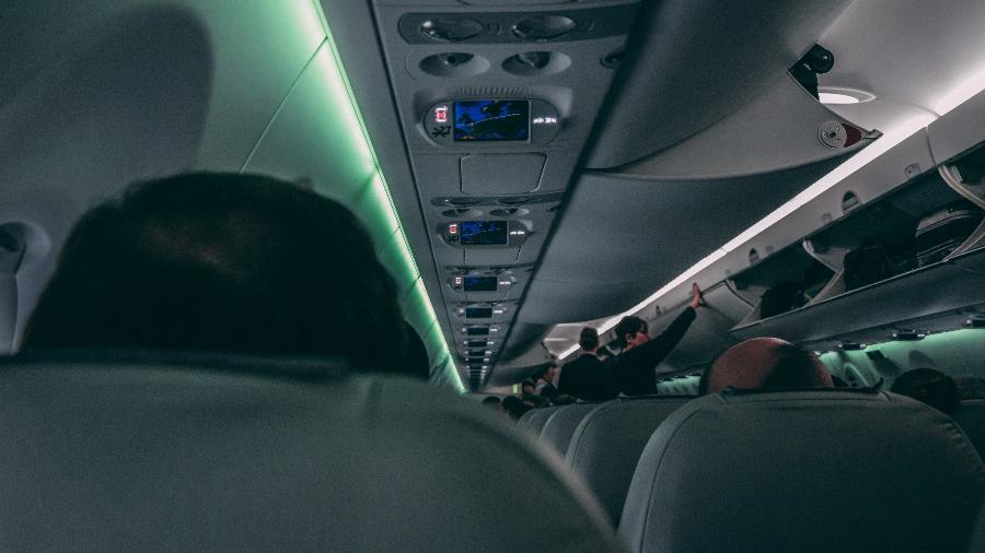 Passageiros são os responsáveis por colocar as malas nos bagageiros acima dos assentos nos aviões - Arthur Edelmans/Unsplash