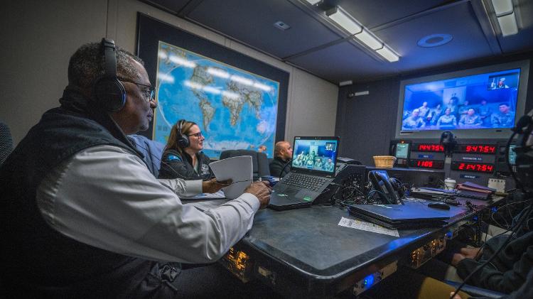 Lloyd J. Austin III, secretário de defesa dos EUA, durante videochamada a bordo de sala de conferência de um E-4B Nightwatch