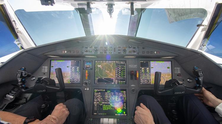 Cabine de comando do jato executivo Dassault Falcon 2000LXS Cabine de comando do jato executivo Dassault Falcon 2000LXS