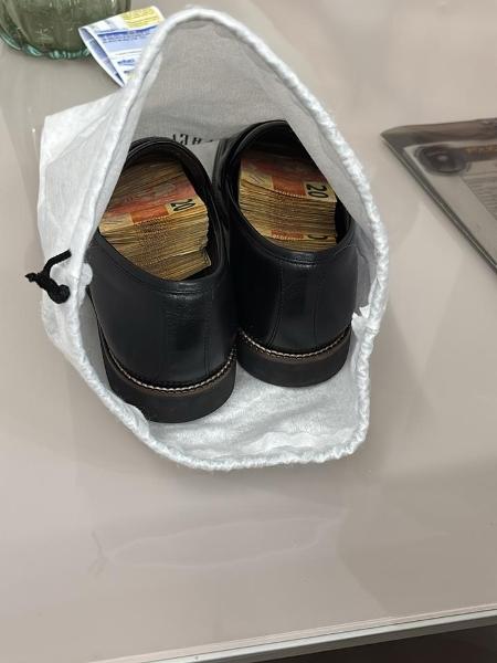 Dinheiro encontrado na casa de Francisco Nascimento, primo de Elmar Nascimento Dinheiro encontrado na casa de Francisco Nascimento, primo de Elmar Nascimento