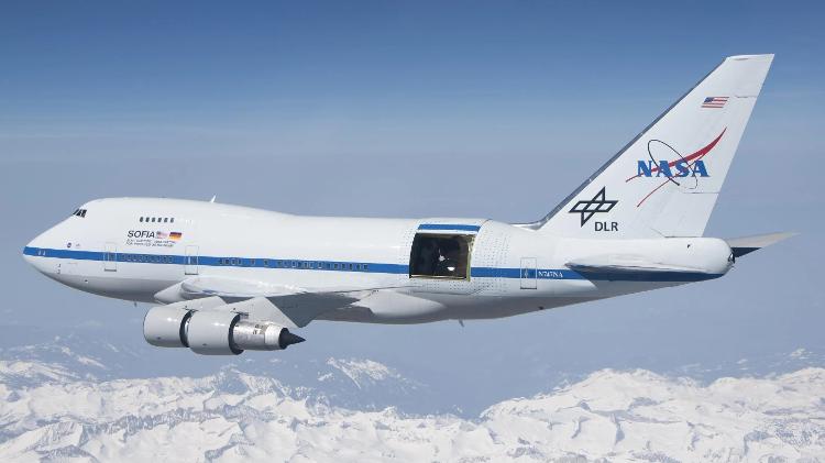 Avião Boeing 747SP que leva o telescópio Sofia, que ajudou a descobrir água na Lua