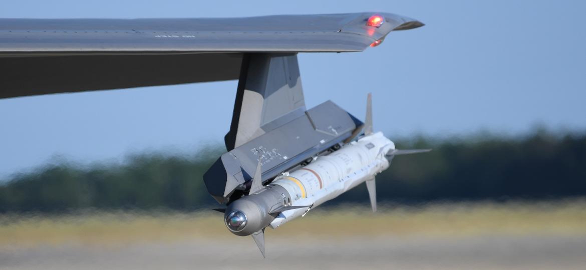 Míssil AIM-9X preso à ponta da asa de um caça F-35A Lightning II - Heather Leveille/Força Aérea dos EUA