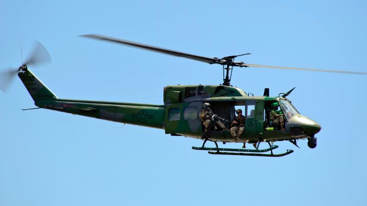 Helicóptero UH-1N, versão militar do Bell 212, durante missão da Força Aérea dos EUA em 2019