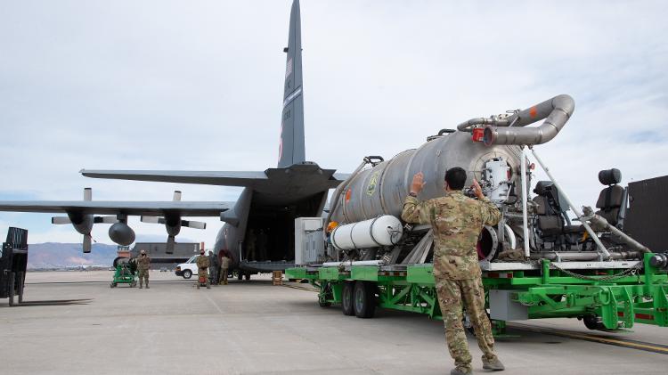 Sistema Maffs de combate a incêndio é carregado em avião C-130 Hercules nos EUA