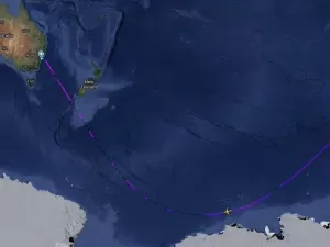 Curva no fim do mundo: voo 'raspando' na Antártida não é o que parece