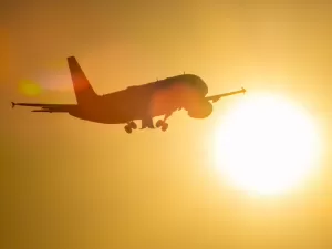 Avião da Latam bate cauda na pista em decolagem: o que é o tailstrike?