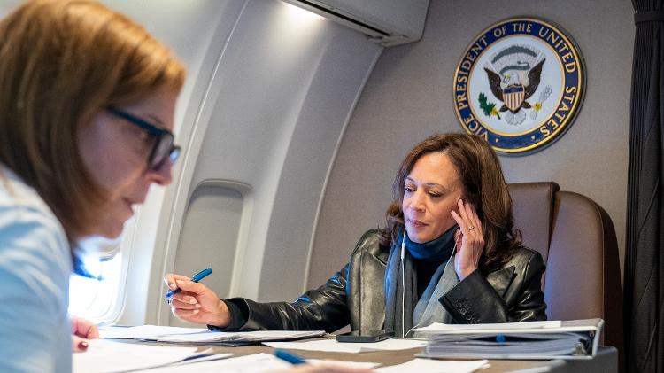 Vice-presidente dos EUA, Kamala Harris, durante voo a bordo do Força Aérea Dois, um Boeing C-32