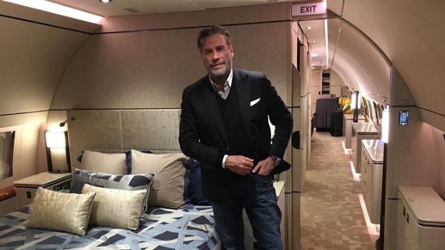 O ator John Travolta no interior de um Boeing 737 Executivo similar ao que foi comprado por sua empresa - Instagram/johntravolta