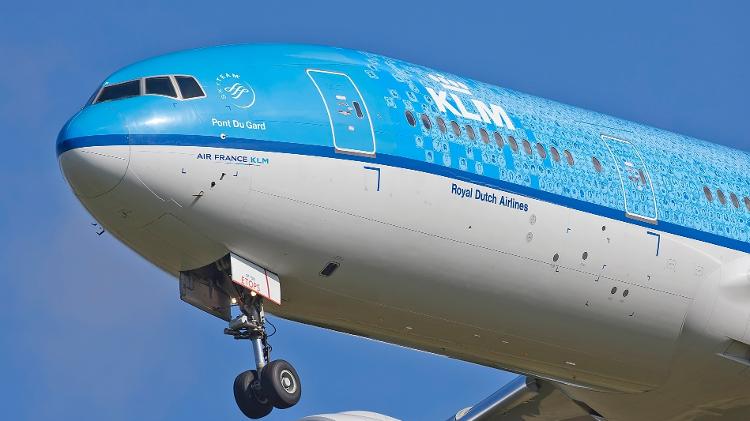 Avião da KLM com rosto de fãs da empresa representados como cerâmica Delft na fuselagem