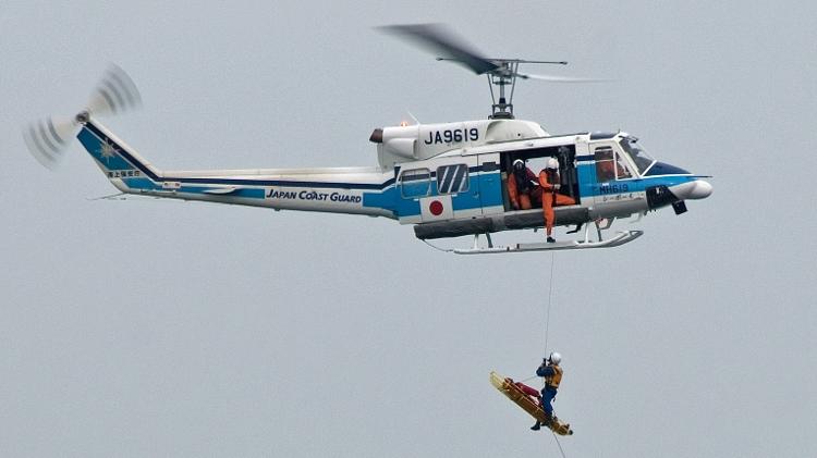 16.out.2007: Helicóptero Bell 212 da Guarda Costeira do Japão realizando uma evacuação médica a bordo de um navio