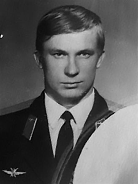 Viktor Belenko, desertor que fugiu com avião MiG-25 da URSS e pousou no Japão, passando a contribuir com os EUA depois Viktor Belenko, desertor que fugiu com avião MiG-25 da URSS e pousou no Japão, passando a contribuir com os EUA depois
