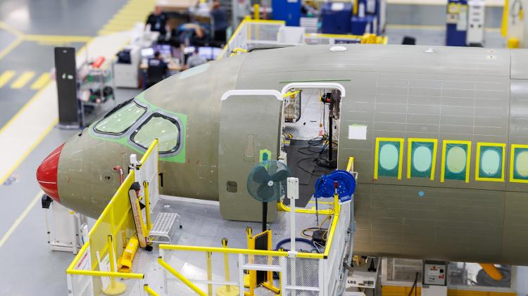 Airbus A220 na linha final de montagem em Mirabel, no Canadá (O número de série do avião foi borrado a pedido do comprador do avião)