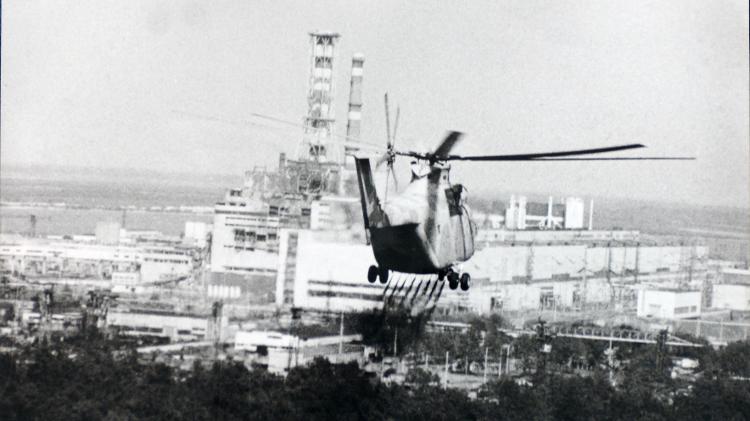 Helicóptero Mi-26 adaptado para operação de emergência após o desastre nuclear na usina de Chernobyl